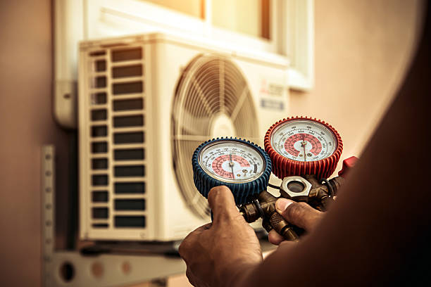 Professional Hvac technician working in Harlem, FL